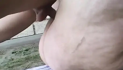 Bu şişman sürtüğün oyuncağına binmesini ve sonra açık havada sikilmesini izleyin