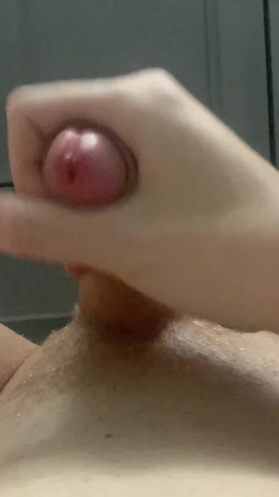 Twink oğlan duş almadan önce boşalması gerekiyordu