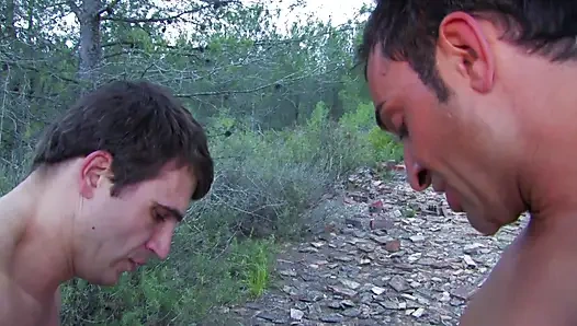 İki ateşli kız kırsalda amcık yalarken yakalandı ve sikildi