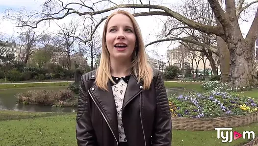 Çarpıcı seksi Kiara gece sert bir Fransız yarağına masaj yapıyor