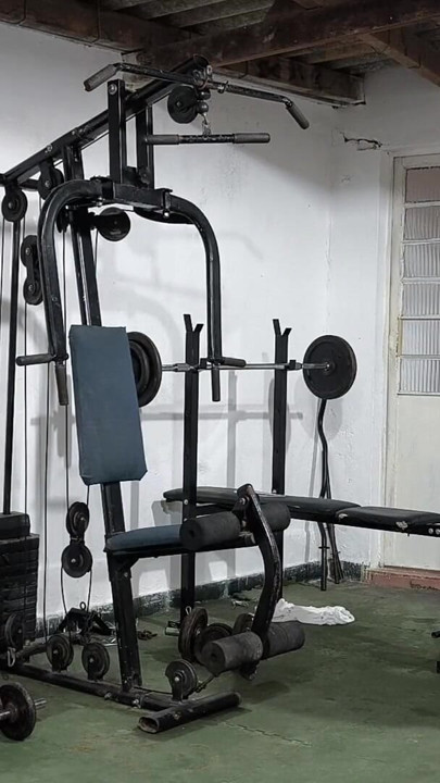 Carmona spor salonunda bir arkadaşıyla çerçeveleme yaparken yakalıyor ve ringe katılıyor | Klip 3