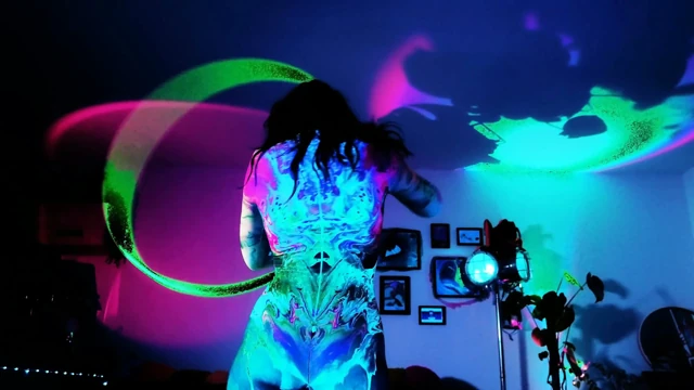 Neon Raver, ultraviyole bir debriyaj yumurta bırakıyor ve sonra hepsini dışarı itiyor ve işiyor: ovipositor ve yumurta oyunu baştan çıkarma