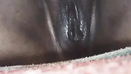 Azgın zenci genç erkek avcısı mastürbasyon yapmanın tadını çıkarıyor