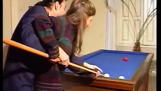 Almanya'dan çarpıcı hatun bilardo masasında sikiliyor