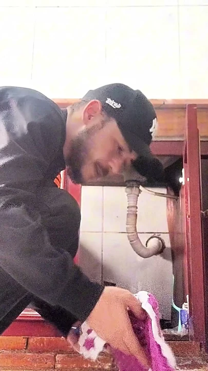 Yalnız ev hanımı tesisatçıyı çağırıyor ve sonunda kocasını banyoda aldatıyor!