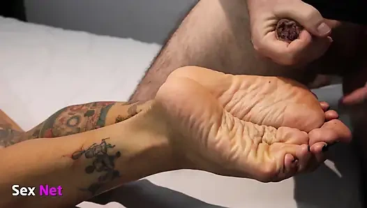 Esmer tanrıça ateşli ayakla mastürbasyon yapıyor bakış açısı