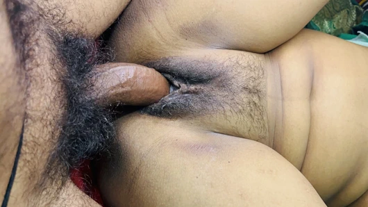 Hintli kadın kabarık amcığını sikiyor