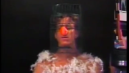 Tüy ve takma burun giydirilmiş adam