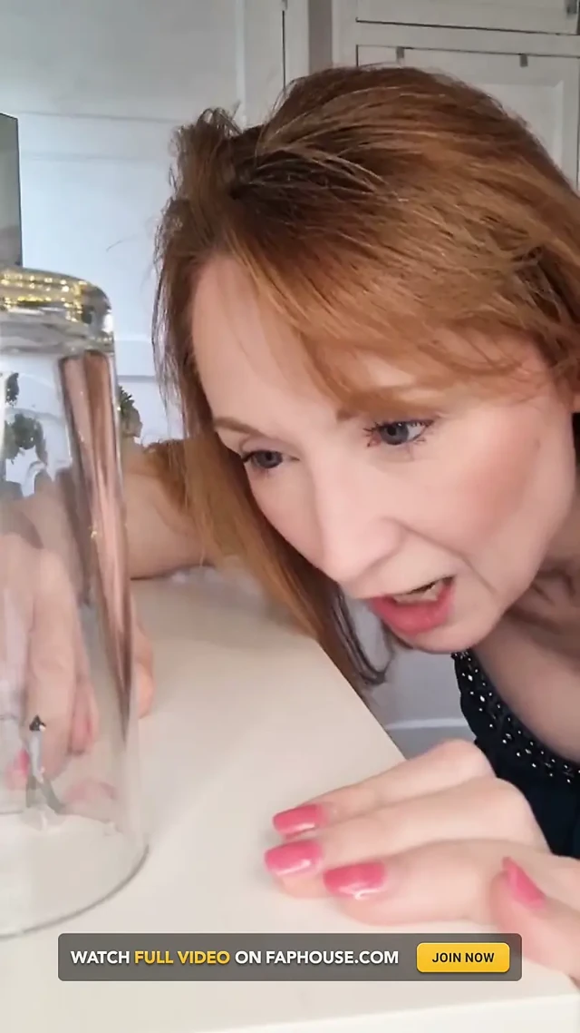 Giantess kink seni bir bardağın altında yakalıyor