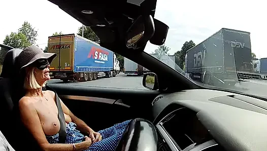 Titty Tuesday gözleri bağlı kamyon durağı eğlencesi