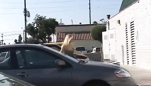 Büyük memeli orta yaşlı seksi sarışın kaltak sokakta yakalandı ve sert sikildi