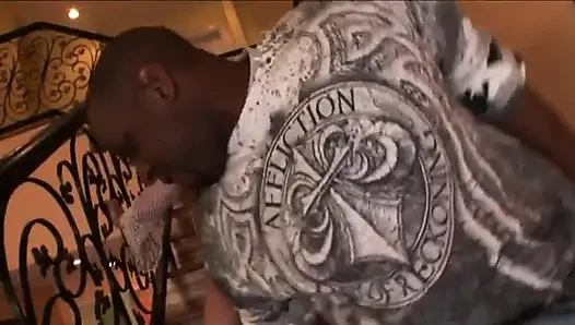 Mükemmel yuvarlak götlü muhteşem sarışın hatun büyük zenci yarağı tarafından amını siktiriyor