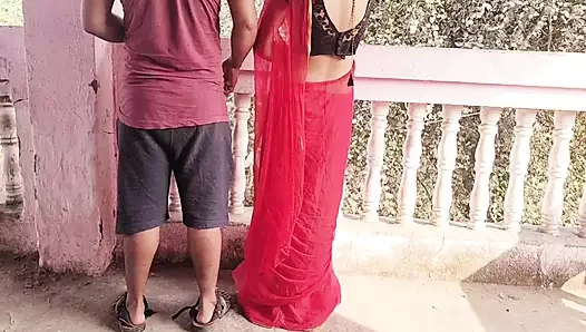 Indian bhabhi ko sari me dekh kr mn Nehi mana to kone me lake chudai kr di