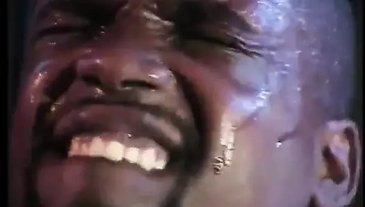 Deri çizmeli siyah sürtük striptiz kulübünde sert yarağın tadını çıkarıyor