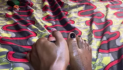 Ateşli zenci bebek yağlanmış ayak masajı bölümü