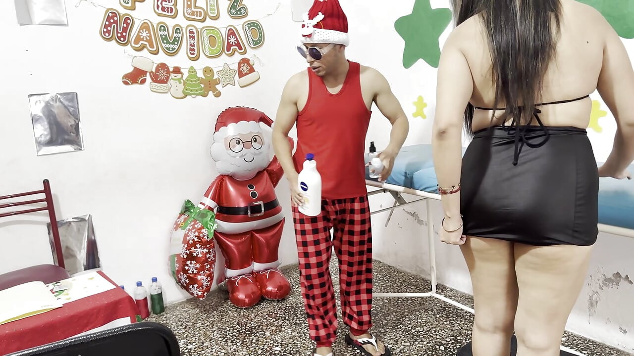 Mutlu sonlu bir masaj için geldi ve Noel sırasında atletik delikanlıya bindikten sonra lezzetli bir sikişle ayrıldı