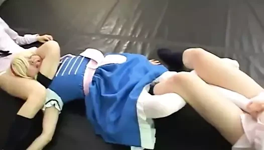 2 kız küçük bir adamı küçük düşürür