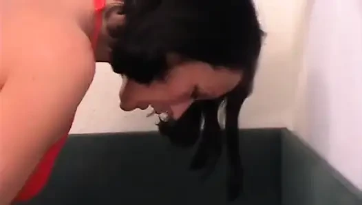 Alida erkeğine tükürüyor