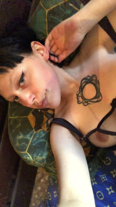 Cesur bir bdsm esmeri göğüsleriyle ateşli oynuyor ve amını yakından gösteriyor | Bölüm 1
