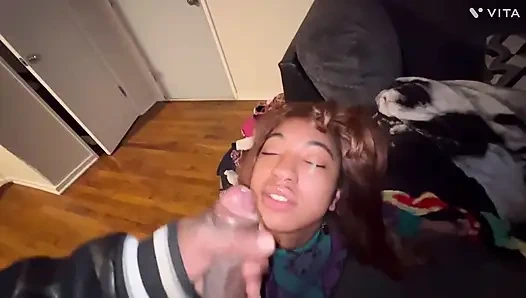 Onu hentai porno lol izlerken yakaladım, bu yüzden Noel sikişinde mastürbasyon yapmak için götümü kullanmasına izin verdim