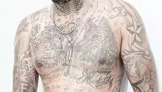 Seksi yakışıklı latin Kolombiyalı genç adam götünü ve yarağını göstererek duş alıyor