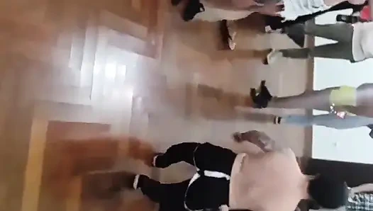 Pozvali smo muškarce na zabavi da stanu u red za pušenje.