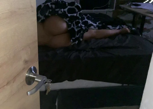 Koca götlü üvey annemi gözetliyor - babam gelmeden önce geliyorum