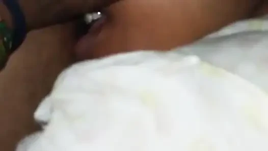 Üvey baba teyzenin götünü siktiğinde, teyze çığlık attı.