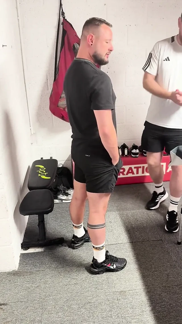 Futbolcu Bobby Jay Mutlu Sonla Masaj Yaptırıyor