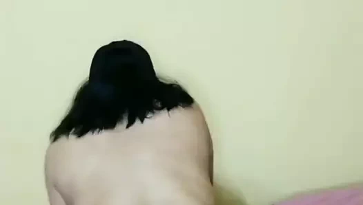 Orta yaşlı seksi kadın dört ayak üzerinde çok ıslak vajinasını göstererek mastürbasyon yapıyor