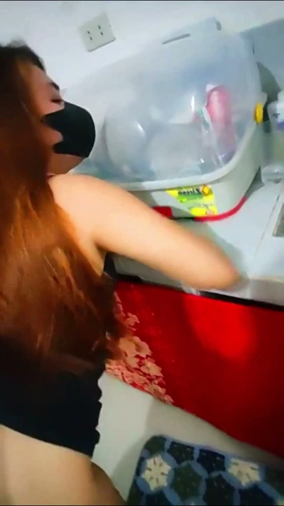 Sıkı amlı üvey kız ayakta köpek stili sikilirken | Klip 1