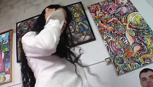 Ateşli esmer orta yaşlı seksi kadın genç yarağı seviyor