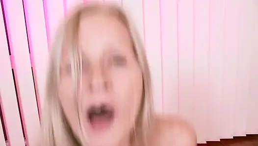 Büyük bir yarak amcığını arkadan sikerken orta yaşlı seksi kadın eğiliyor