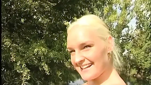 Sarışın orta yaşlı seksi kadın oğlan onu filme aldıkça büyük bir yarağı emiyor