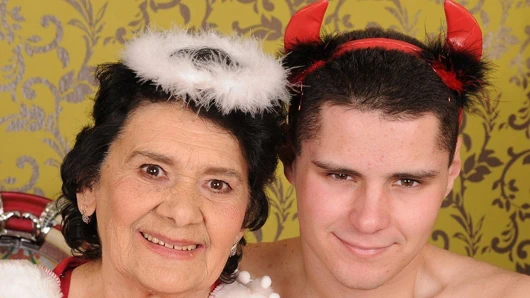 Çok eski kıllı kedi becerdin tarafından bir genç damızlık