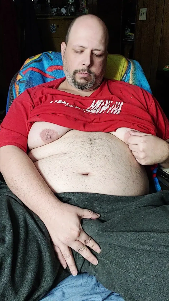 Tombul adam soyunuyor, mastürbasyon yapıyor ve boşalıyor