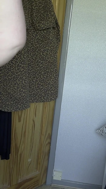 Знаковый момент от "настоящая пухлая девушка с татуировками примеряет лифчики и платья для тебя в любительском видео