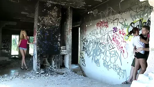 Sonunda sikişebilir ve Eli Tetona tıraşlı amcıklı ve sarışın saçlı bir sürtük amının tadını çıkarmak için bacaklarını açıyor