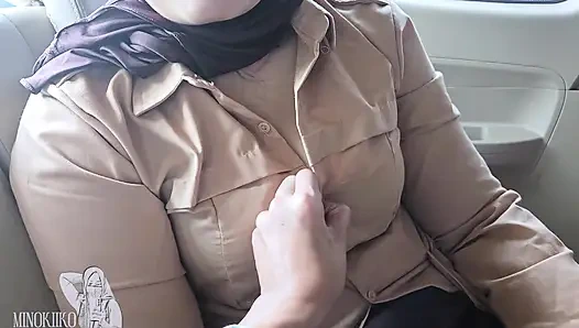 Tesettürlü öğrenci (18+) cep telefonunu yükseltmek için arabada sikişiyor - minokiiko