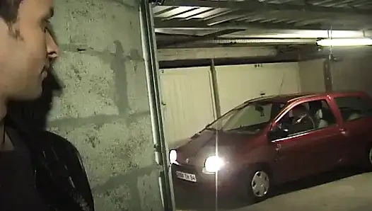 Bu Fransız sürtük park alanında açık havada anal sikiliyor