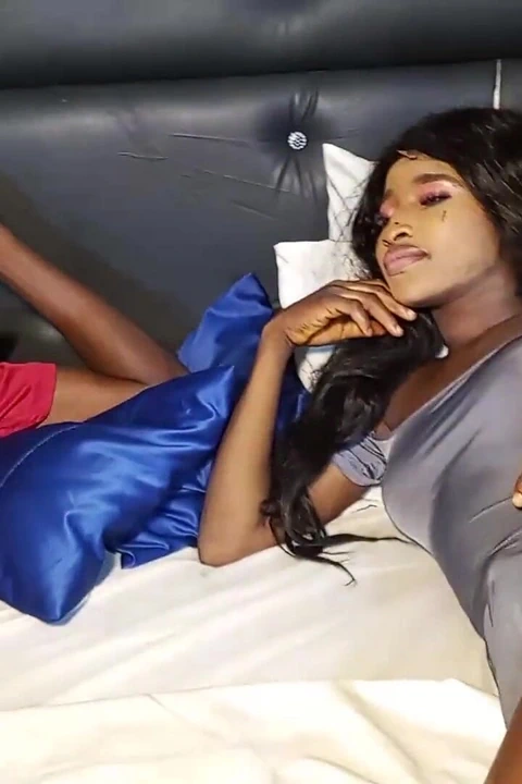 Büyük memeli zenci kadın Noel gününde kocasının büyük yarağına yumruk sokuyor