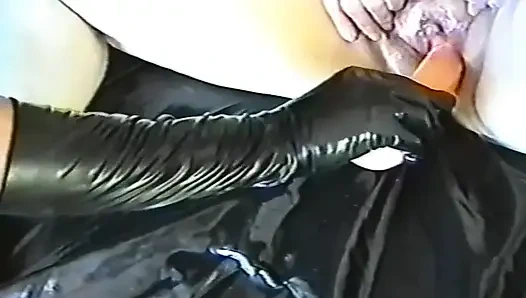 Nine oyuncaklarla doluyor