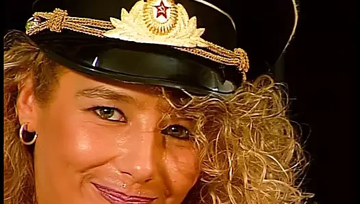 Blonde Solo Masturbation auf der Couch