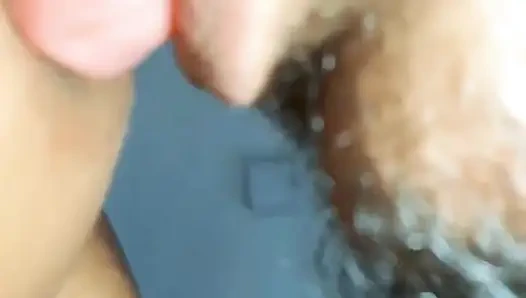 Sri Lankalı meme emiyor ve meme ucu yalıyor