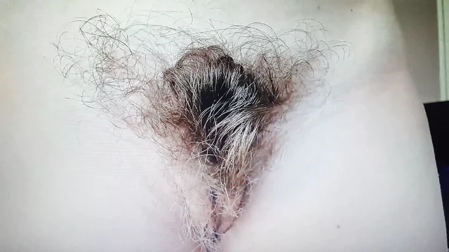 grande blonde mature poilue et son gode sur la chaise