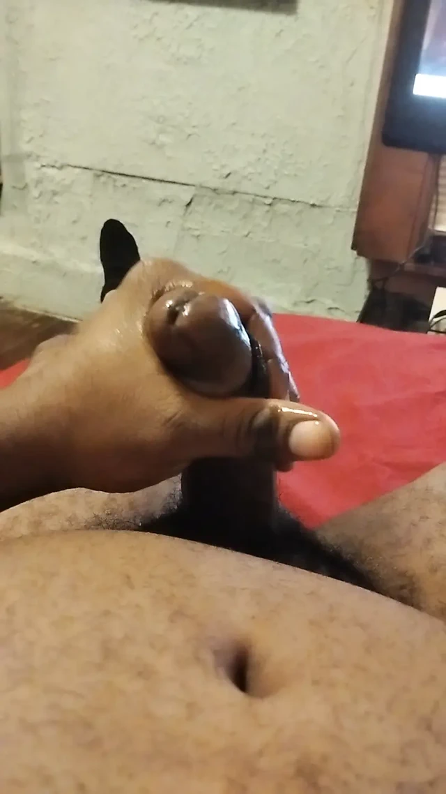 Siyah yarakla mastürbasyon yapıyor