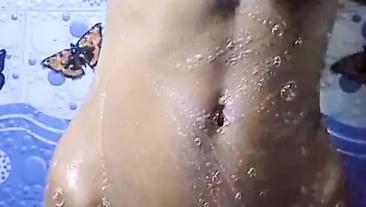 Hintli kız banyo yapıyor