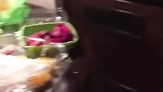 Yemek yemek ve canlı grup seksten zevk almak