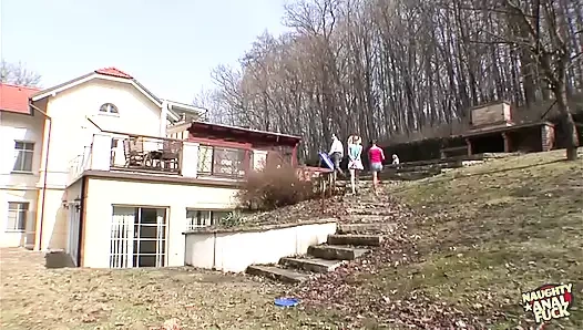 Çılgın profesör iki kızı tüm deliklerinden sikiyor