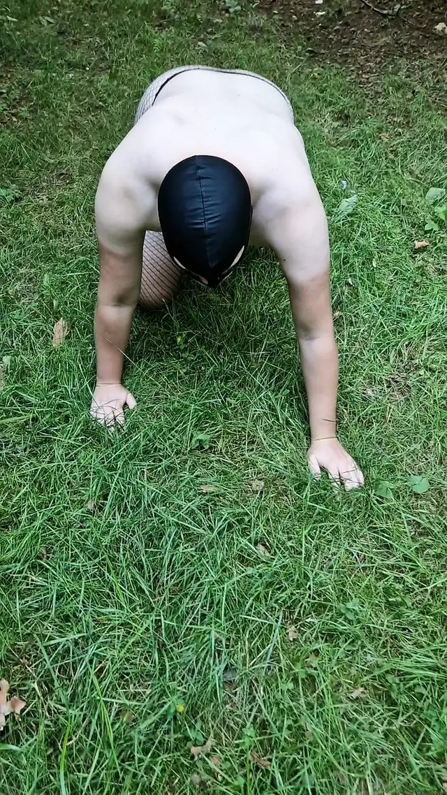 Сучка-самец в чулках-сеточках учится трахать PL